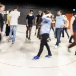 Photo de personnes se déplaçant dans une pièce