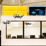 Plusieurs drones volants dans une grande pièce
